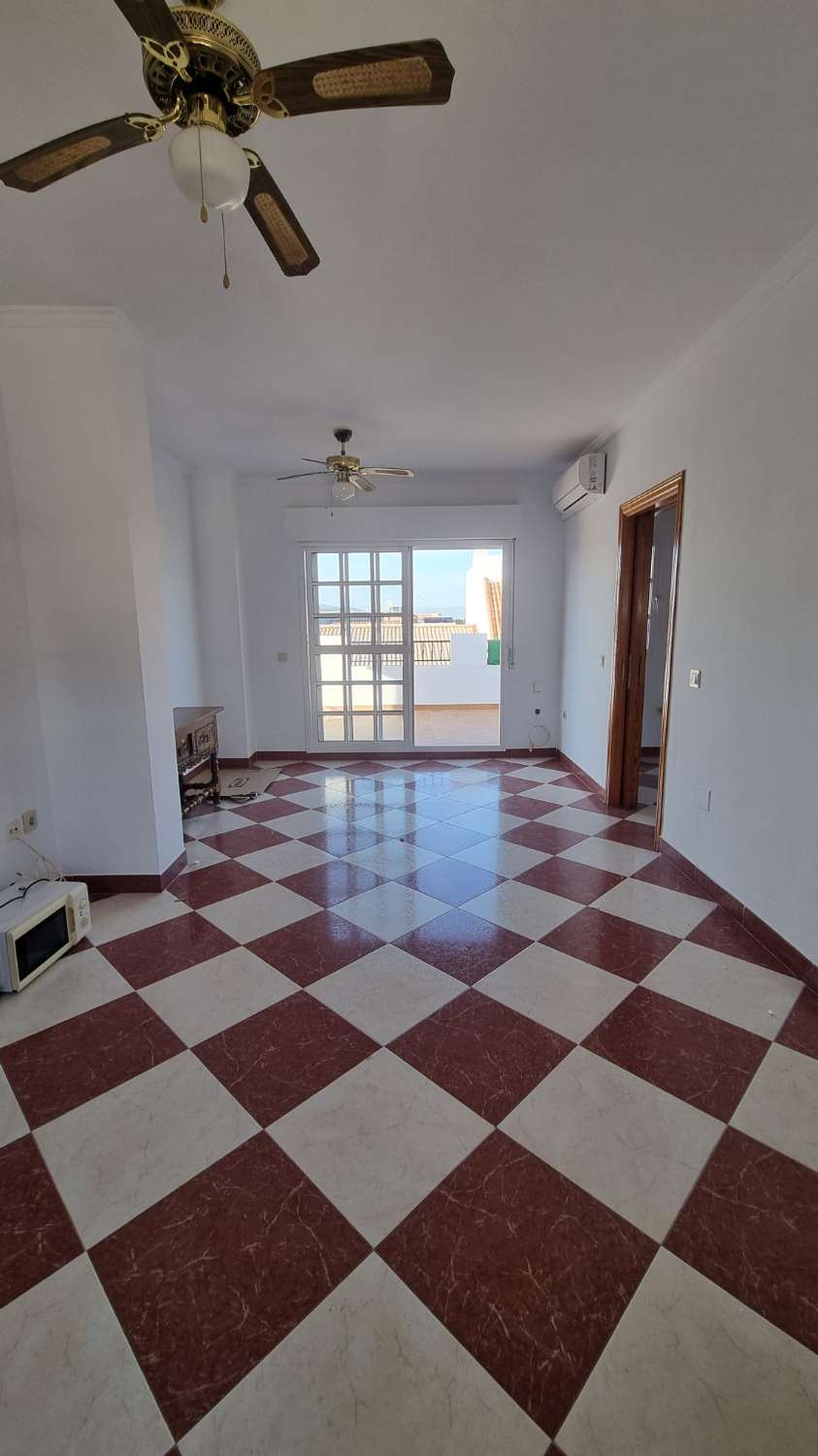 Ático de 2 habitaciones con terraza céntrico