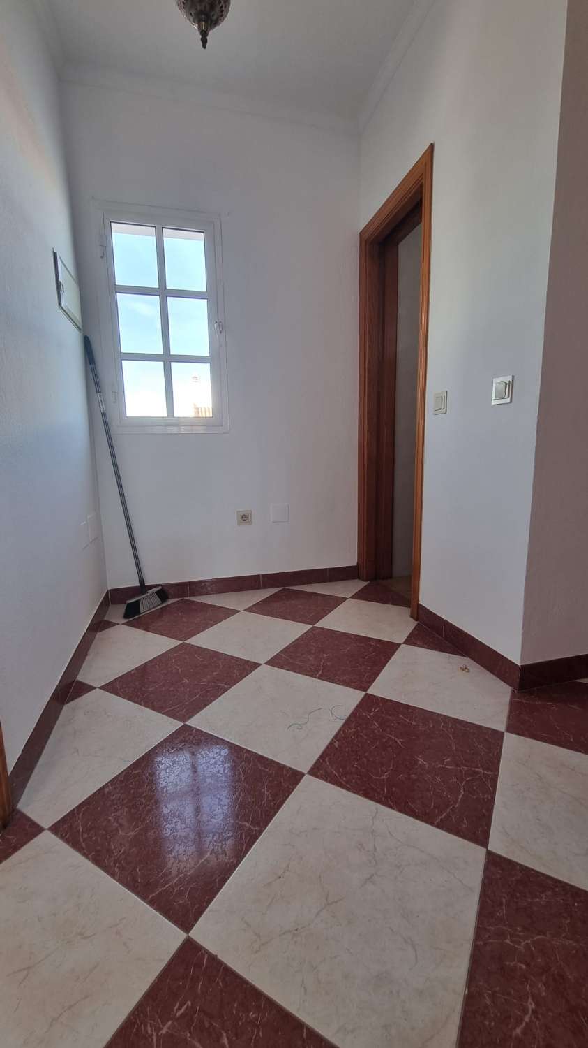 Ático de 2 habitaciones con terraza céntrico