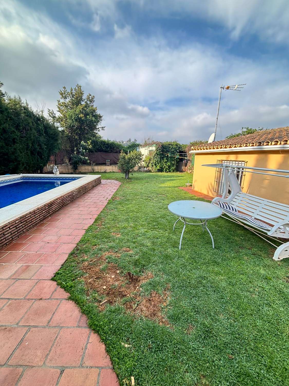 Finca con dos viviendas independientes, piscina con jacuzzi y vistas abiertas en Alhaurín el Grande