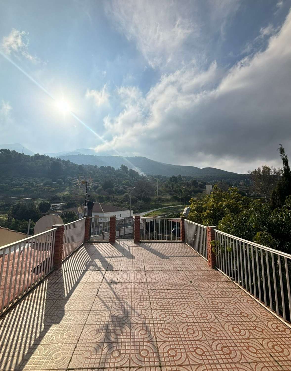 Finca con dos viviendas independientes, piscina con jacuzzi y vistas abiertas en Alhaurín el Grande