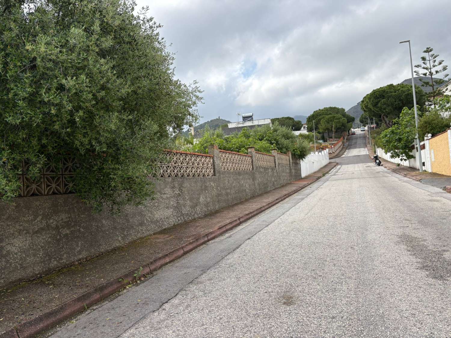 Parcela urbana de 1.000m2 para chalet independiente en Urbanización Pinos de Alhaurin