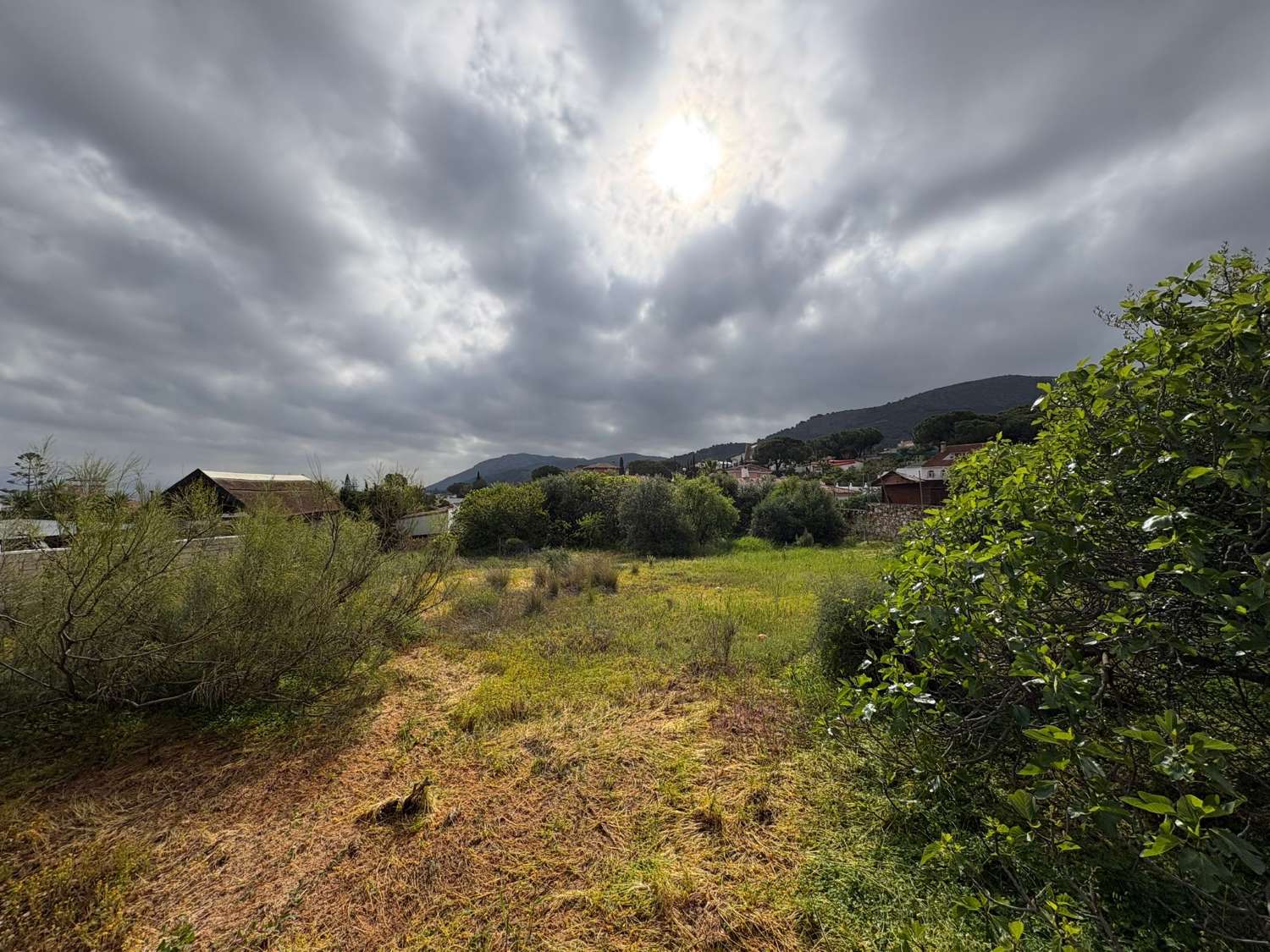 Parcela urbana de 1.000m2 para chalet independiente en Urbanización Pinos de Alhaurin