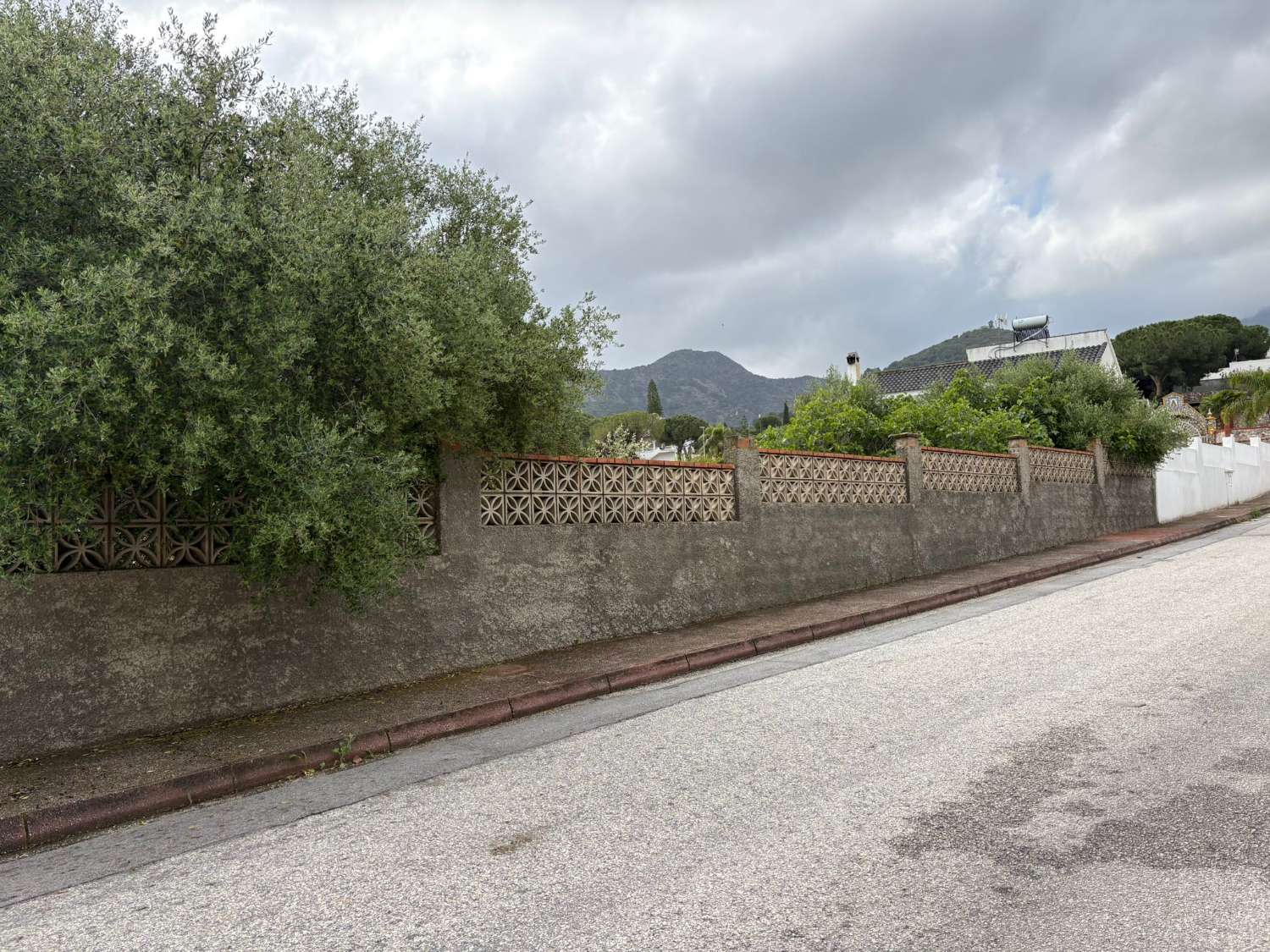 Parcela urbana de 1.000m2 para chalet independiente en Urbanización Pinos de Alhaurin