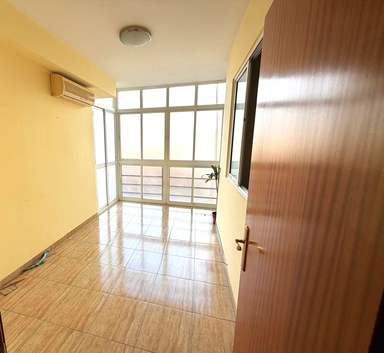 Amplio piso en alquiler para uso profesional en pleno Soho de Málaga