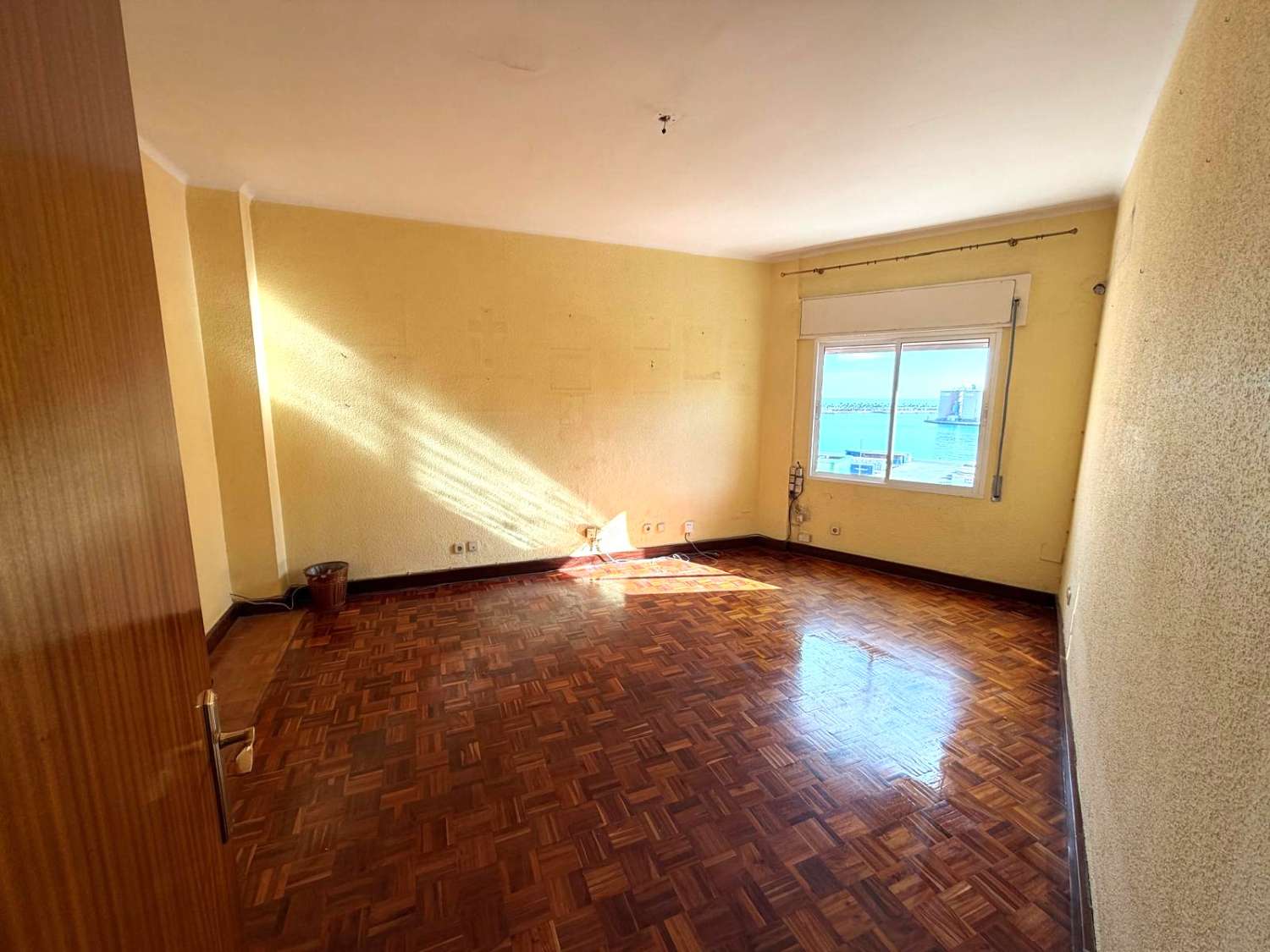 Amplio piso en alquiler para uso profesional en pleno Soho de Málaga