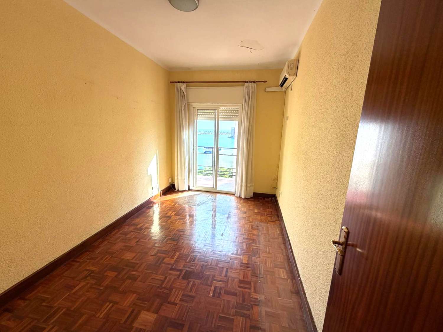 Amplio piso en alquiler para uso profesional en pleno Soho de Málaga