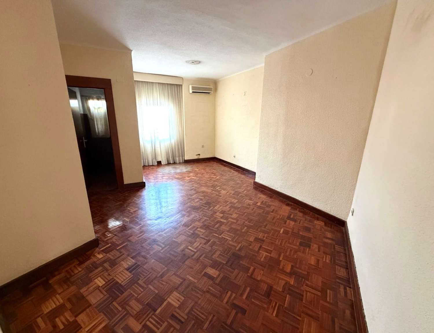 Amplio piso en alquiler para uso profesional en pleno Soho de Málaga