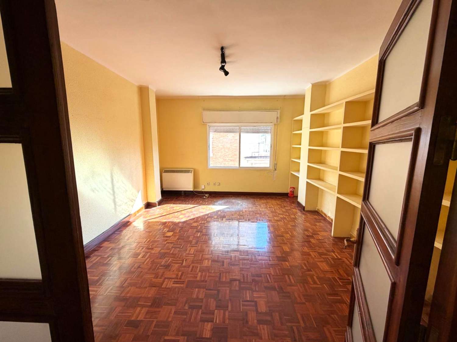 Amplio piso en alquiler para uso profesional en pleno Soho de Málaga