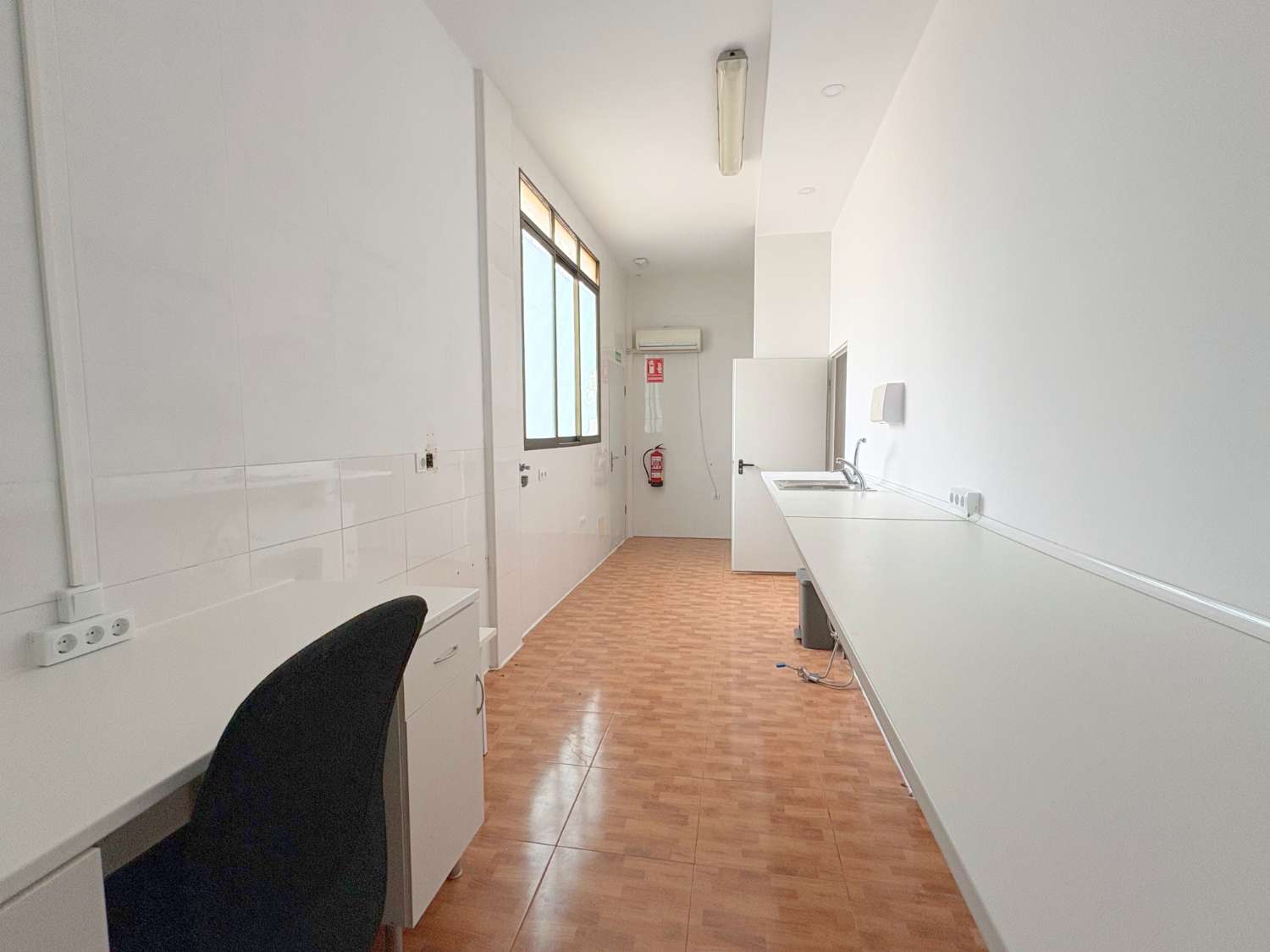 Local comercial de 80m2 en barriada de Torrealquería, en Alhaurin de la Torre