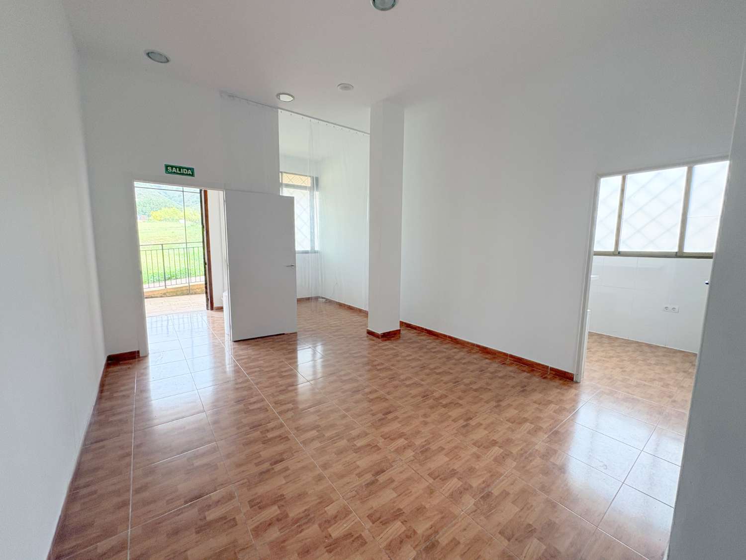 Local comercial de 80m2 en barriada de Torrealquería, en Alhaurin de la Torre