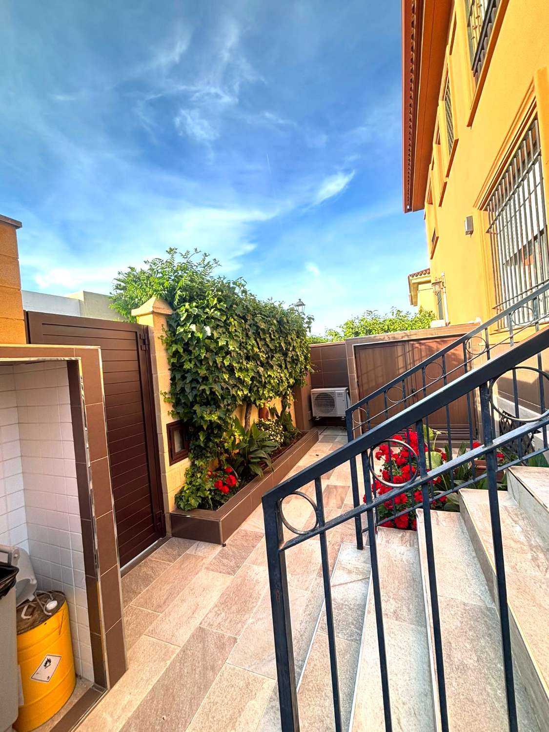 Magnificent semi-detached villa in Alhaurín de la Torre.