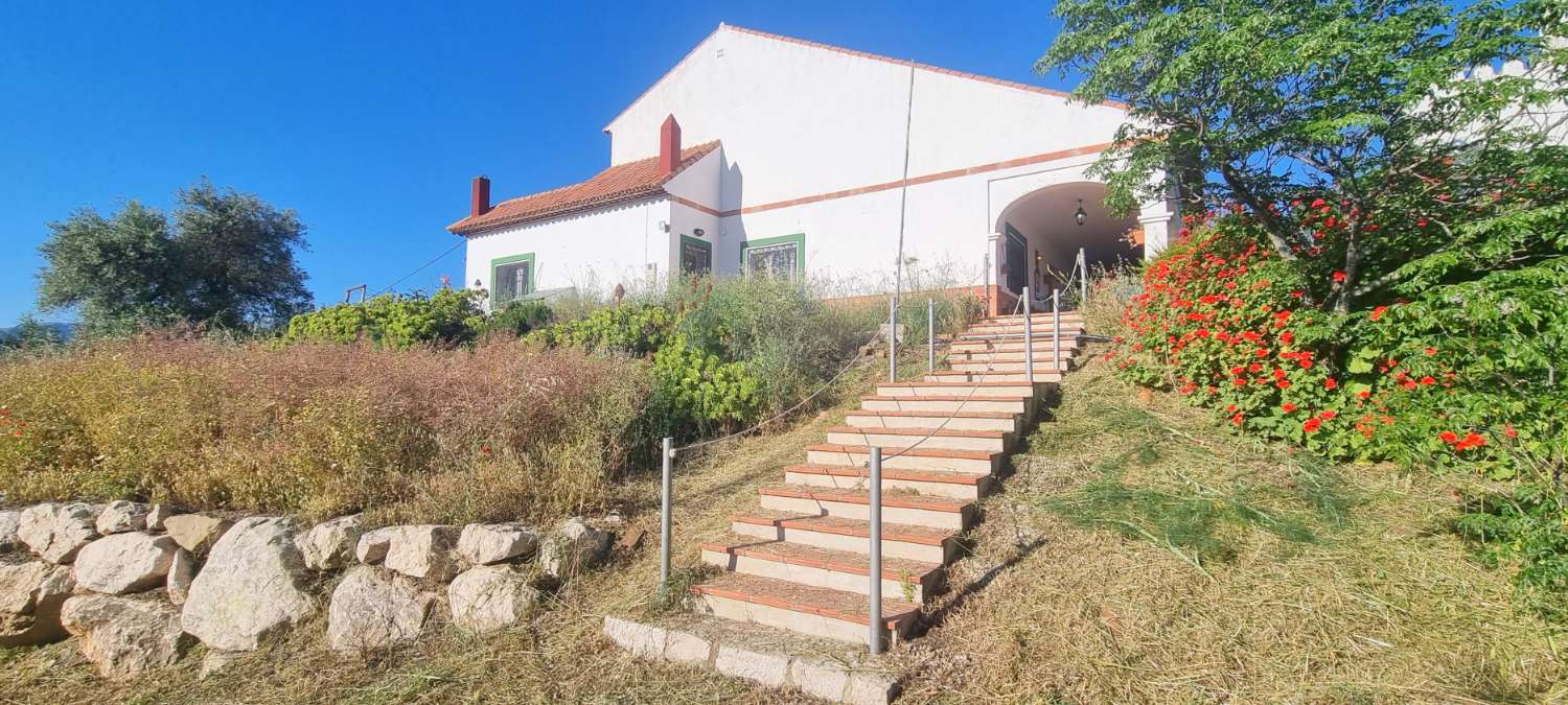 Espectacular finca rústica de 70.000 m² con vivienda de 284 m² y vistas 360º