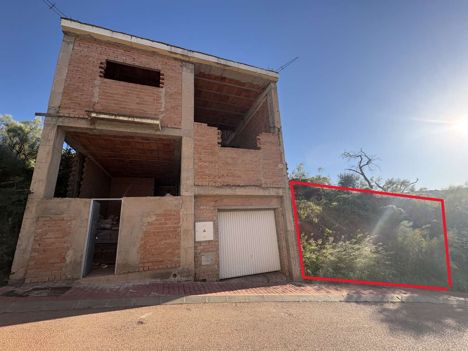 Adosado construcción con sótano, azotea y solar anexo de 120 m²