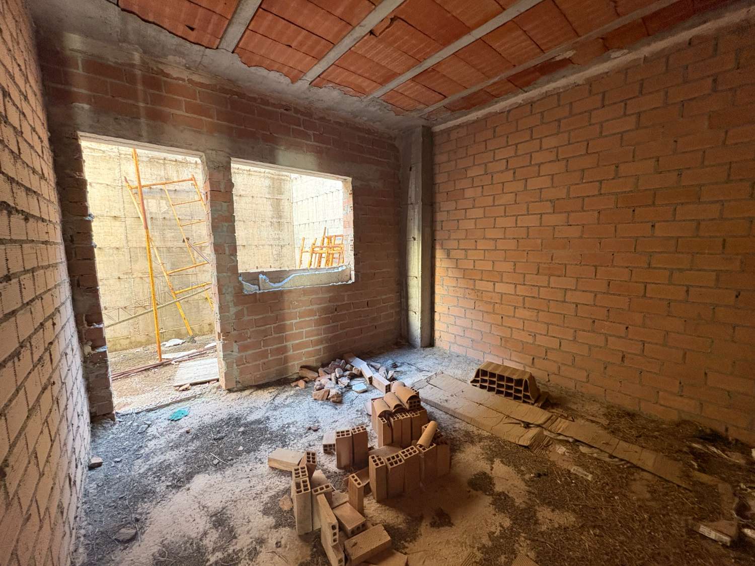 Adosado construcción con sótano, azotea y solar anexo de 120 m²