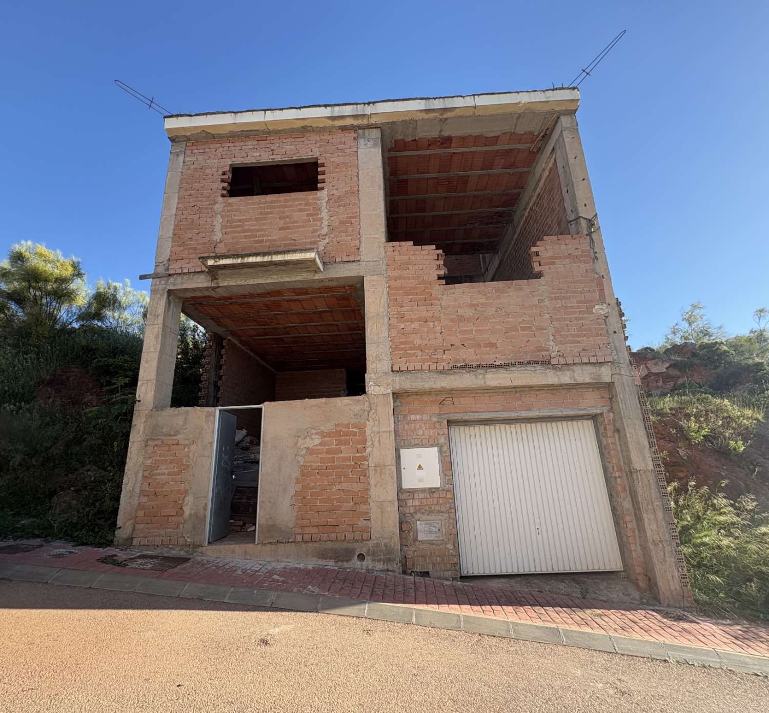 Adosado construcción con sótano, azotea y solar anexo de 120 m²