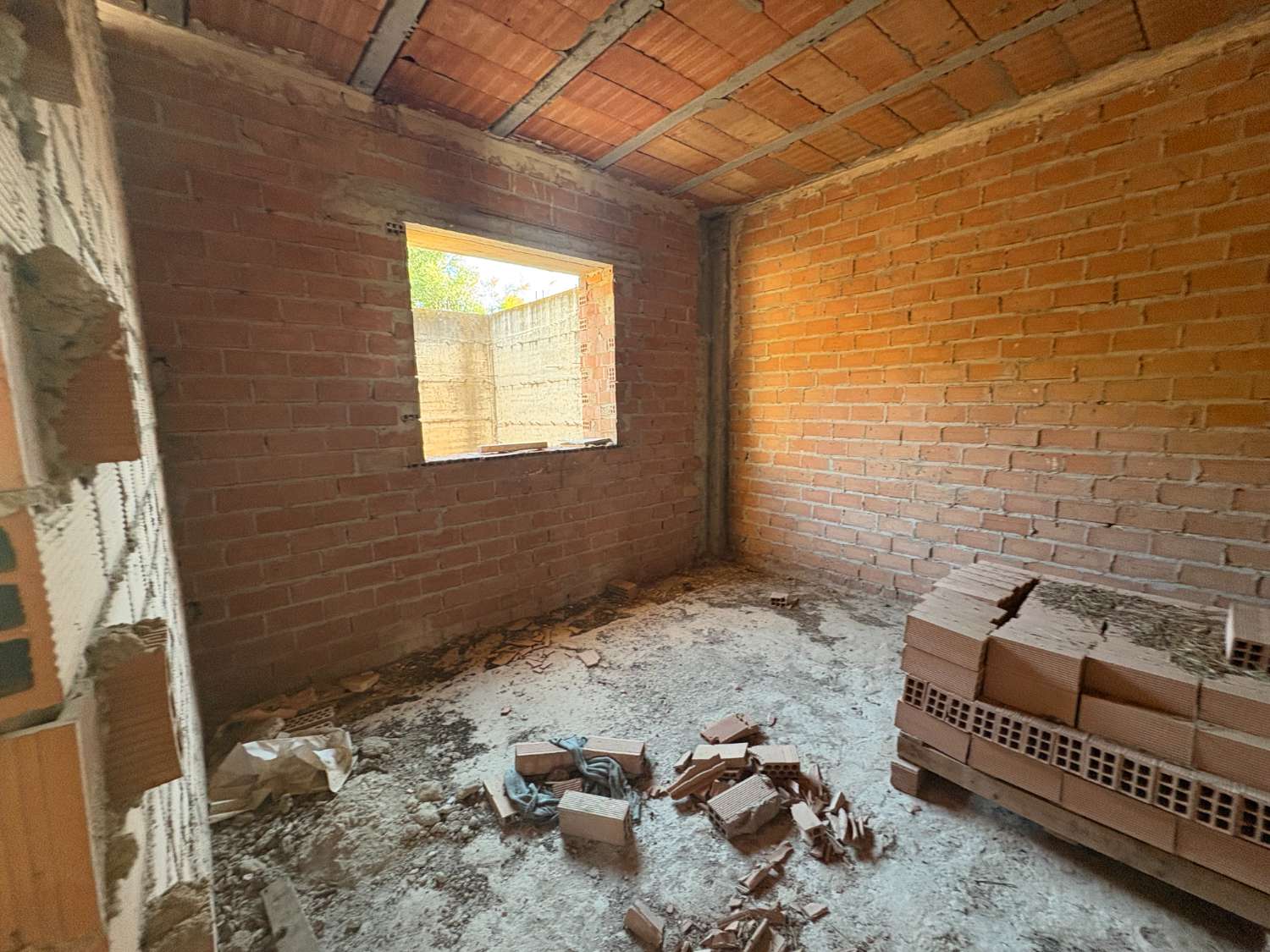Adosado construcción con sótano, azotea y solar anexo de 120 m²