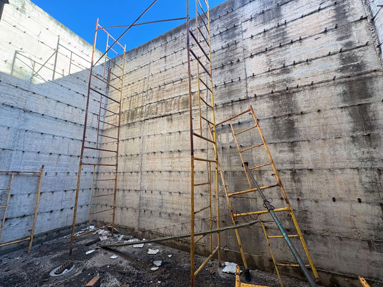 Adosado construcción con sótano, azotea y solar anexo de 120 m²