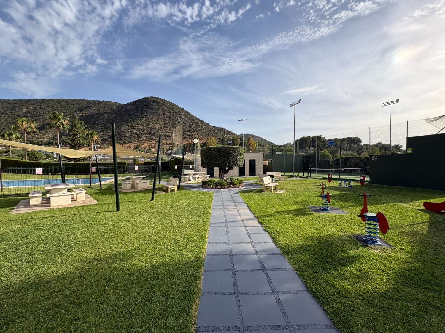 Chalet pareado en urbanización Atalaya