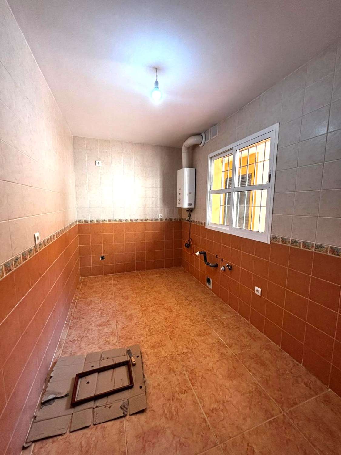 Piso de tres dormitorios con parking  en pleno centro de Alhaurín de la Torre.