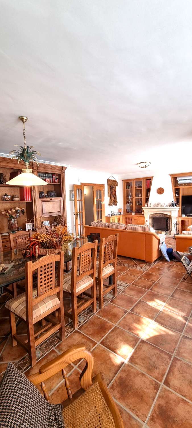 Villa independiente con dos viviendas en Urbanización Manantiales