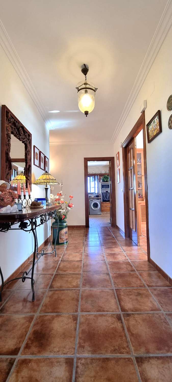 Villa independiente con dos viviendas en Urbanización Manantiales