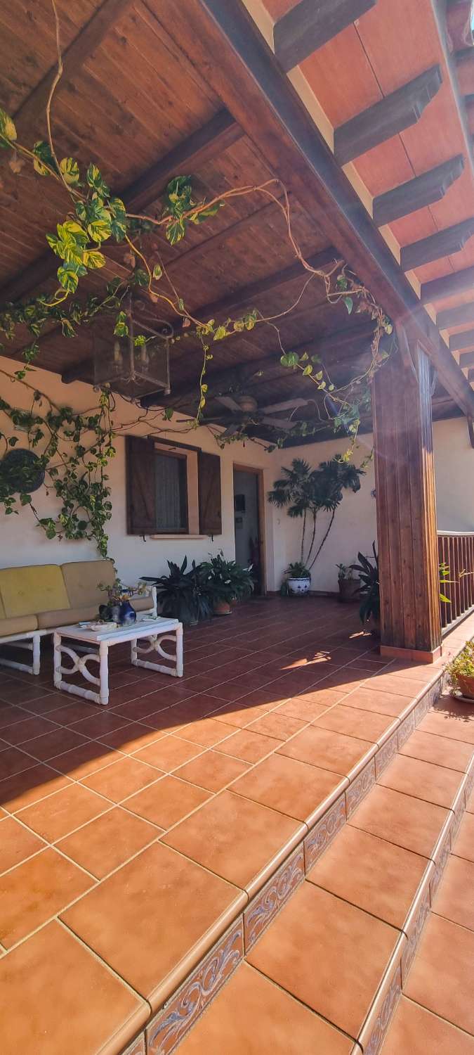Villa independiente con dos viviendas en Urbanización Manantiales
