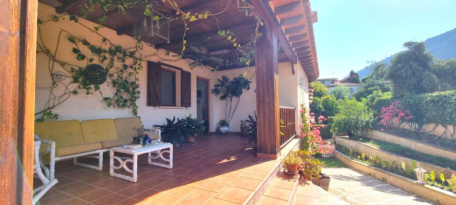 Villa independiente con dos viviendas en Urbanización Manantiales