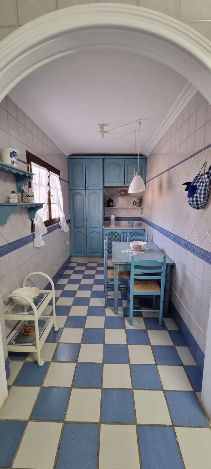 Villa independiente con dos viviendas en Urbanización Manantiales