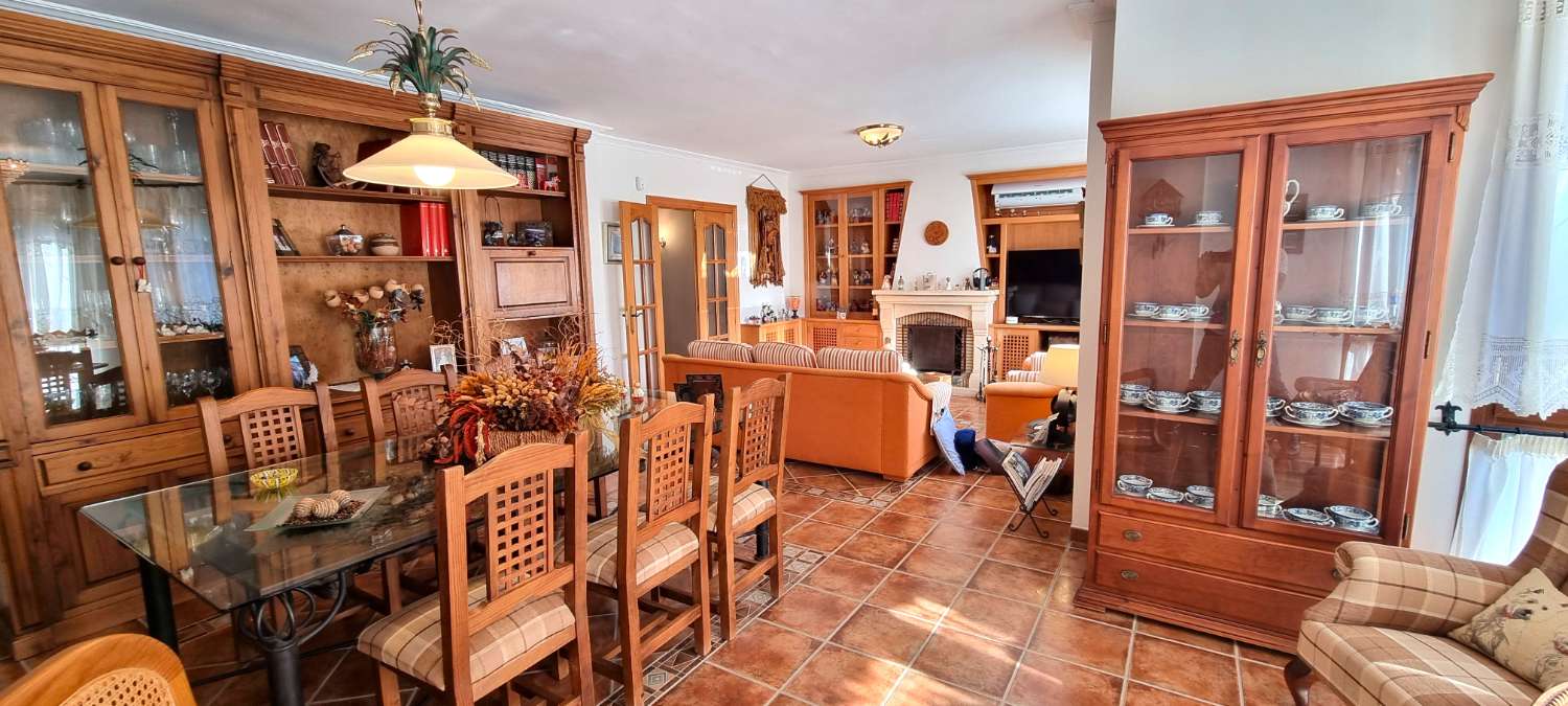 Villa independiente con dos viviendas en Urbanización Manantiales