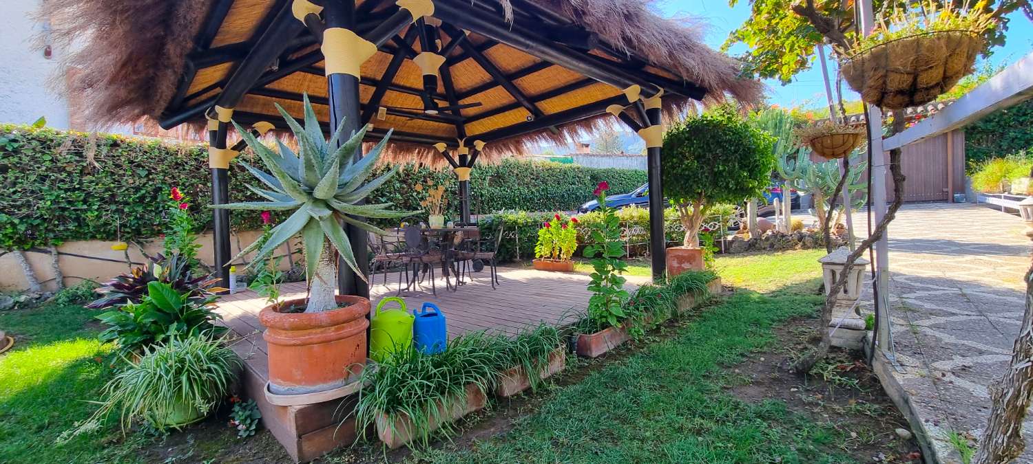 Villa independiente con dos viviendas en Urbanización Manantiales