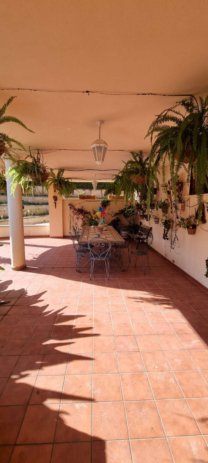 Villa independiente con dos viviendas en Urbanización Manantiales