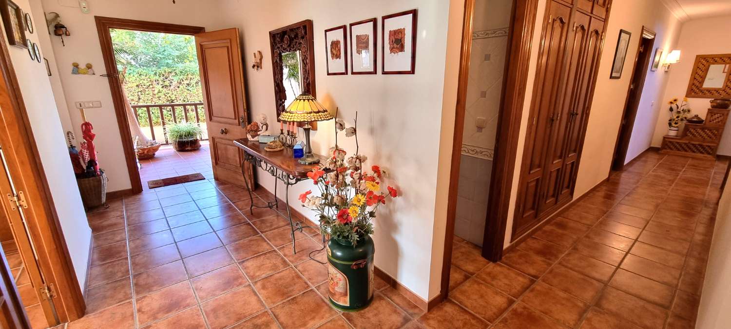 Villa independiente con dos viviendas en Urbanización Manantiales