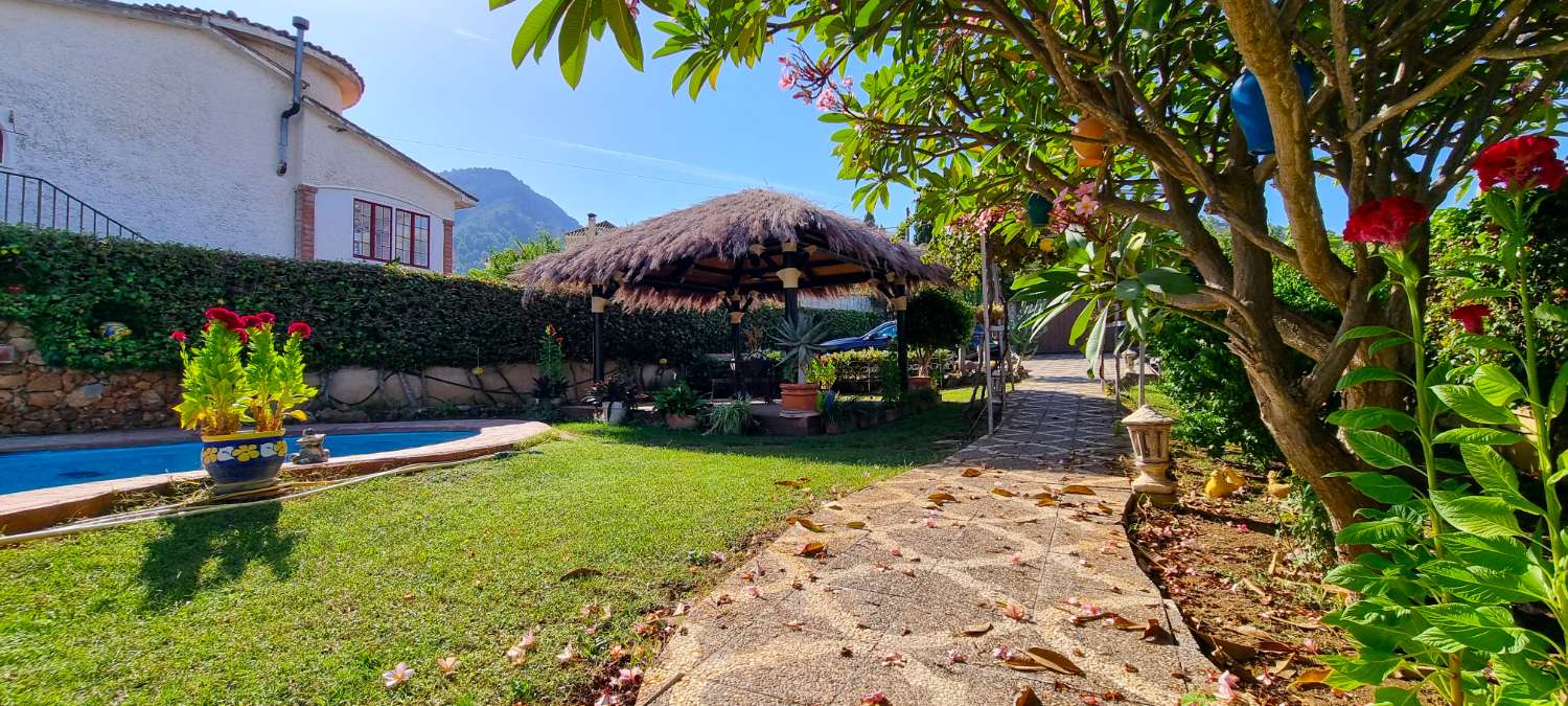 Villa independiente con dos viviendas en Urbanización Manantiales