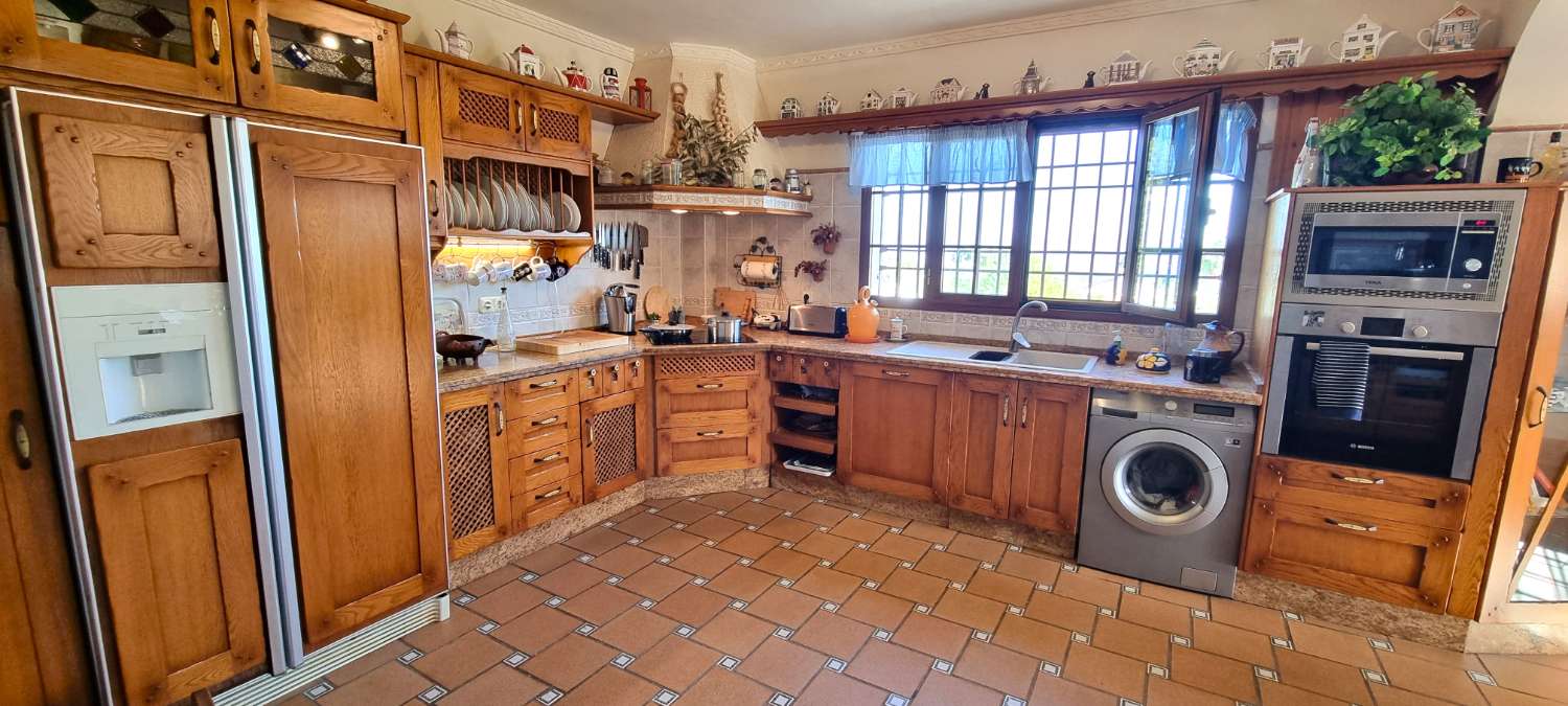 Villa independiente con dos viviendas en Urbanización Manantiales