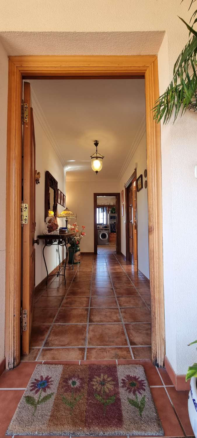 Villa independiente con dos viviendas en Urbanización Manantiales