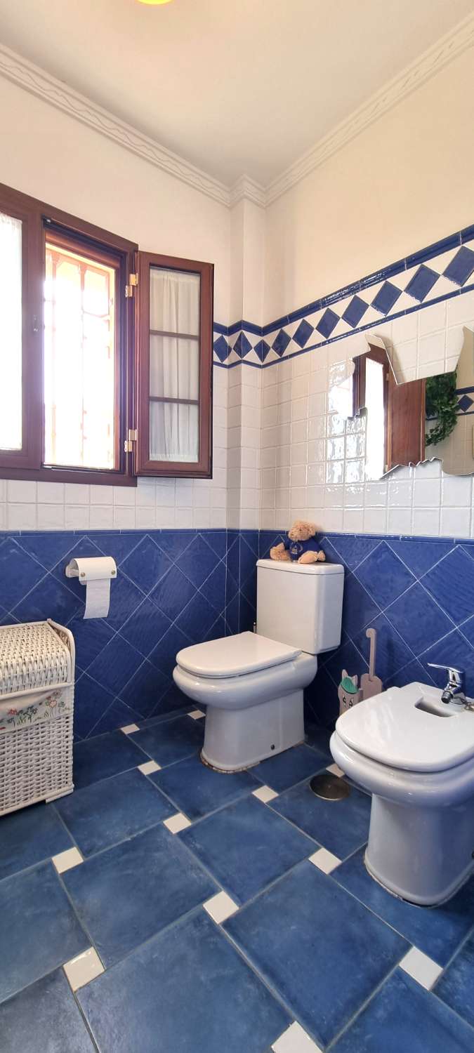 Villa independiente con dos viviendas en Urbanización Manantiales