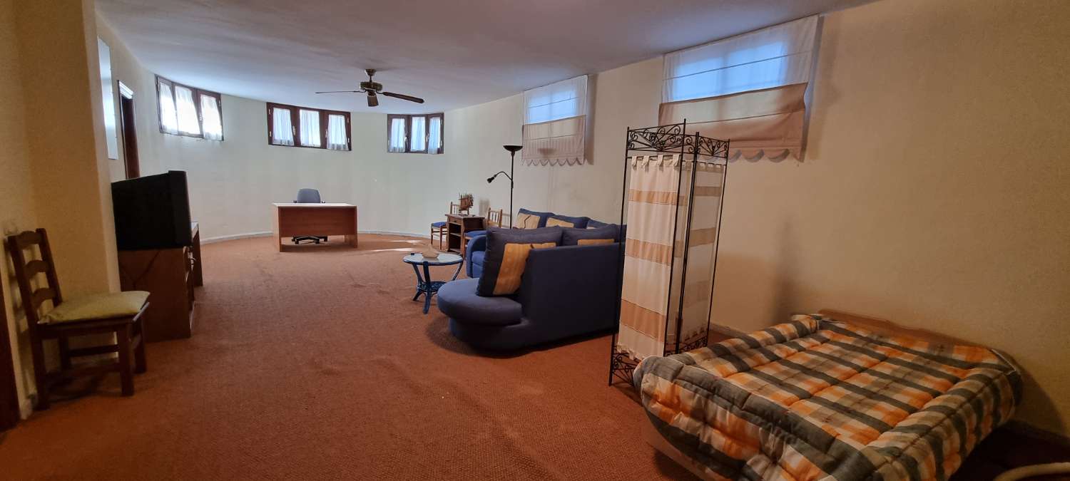 Villa independiente con dos viviendas en Urbanización Manantiales