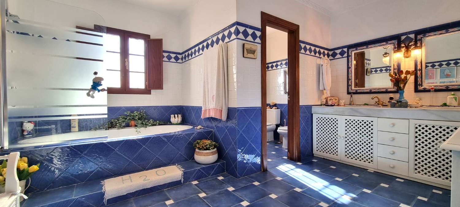Villa independiente con dos viviendas en Urbanización Manantiales