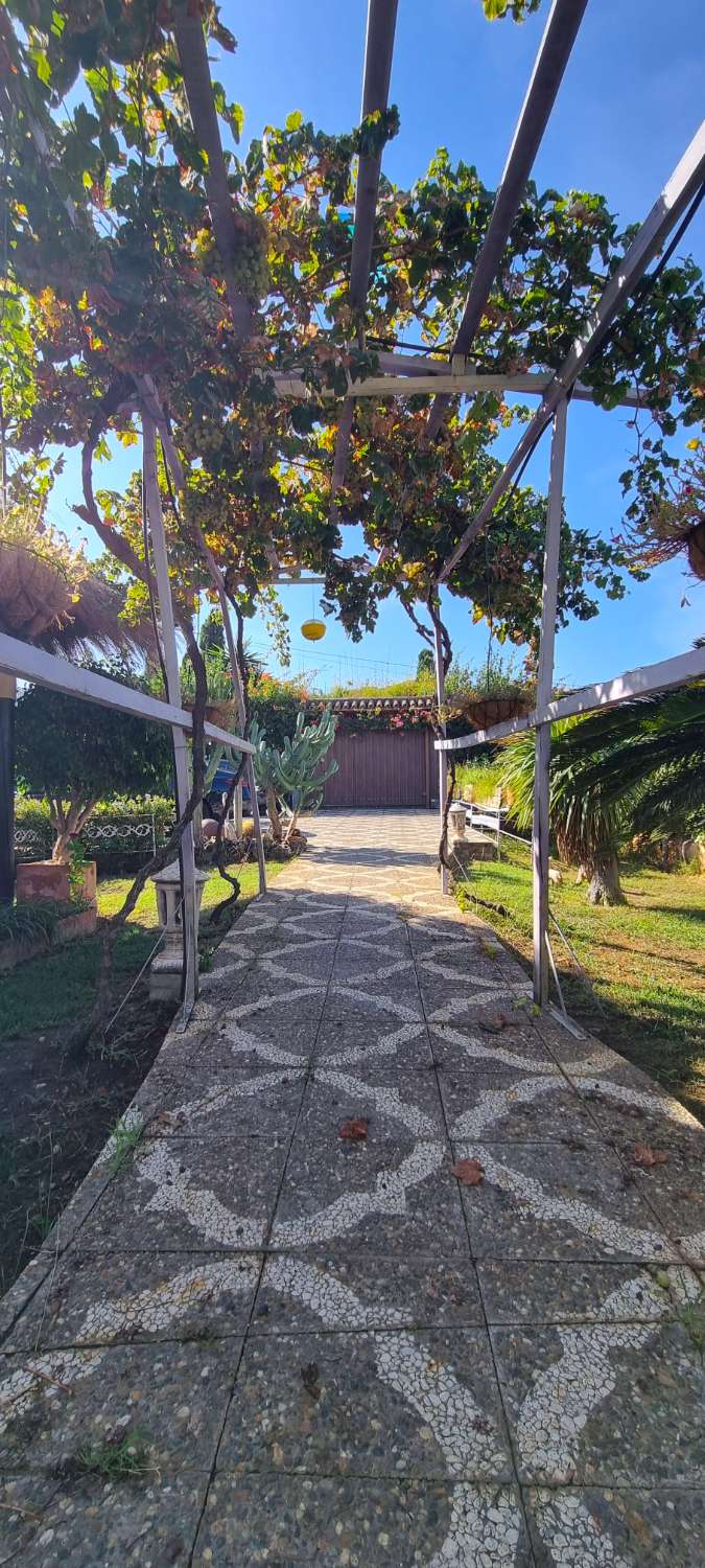 Villa independiente con dos viviendas en Urbanización Manantiales