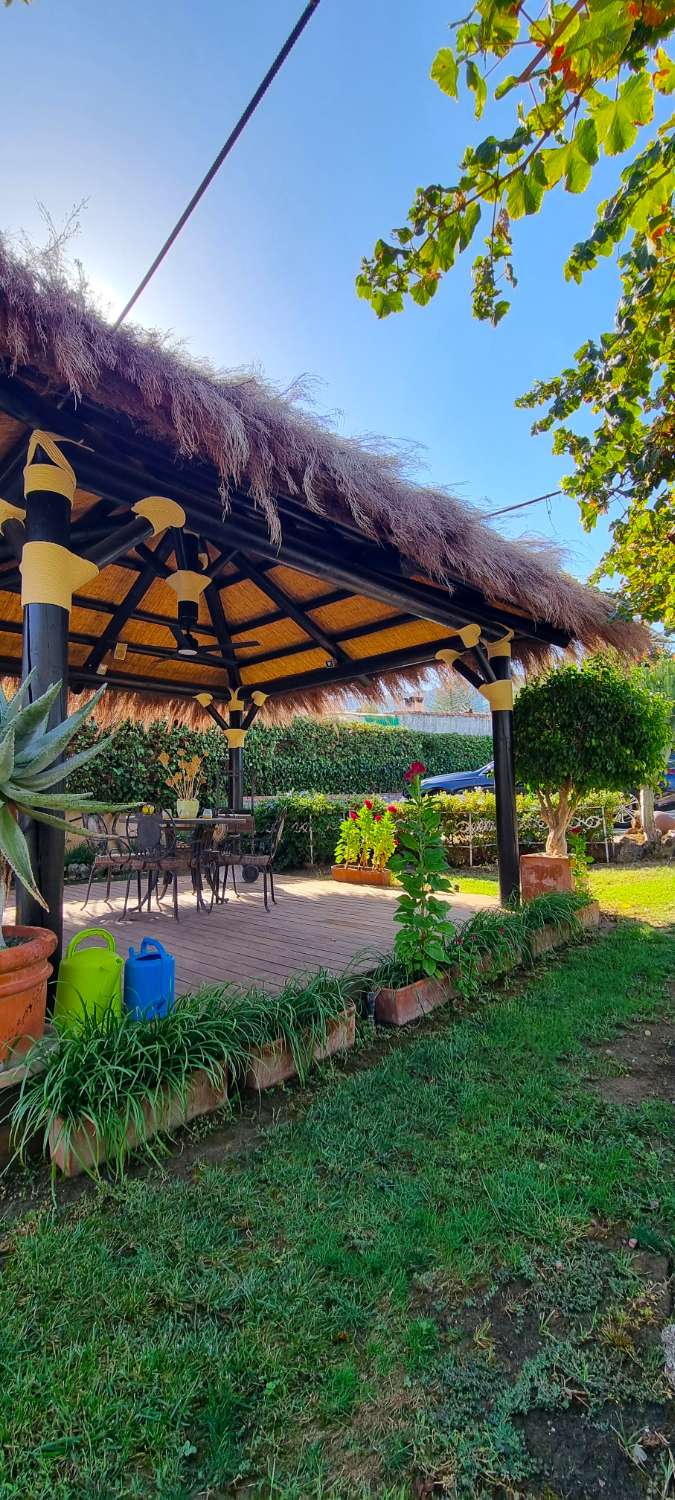 Villa independiente con dos viviendas en Urbanización Manantiales