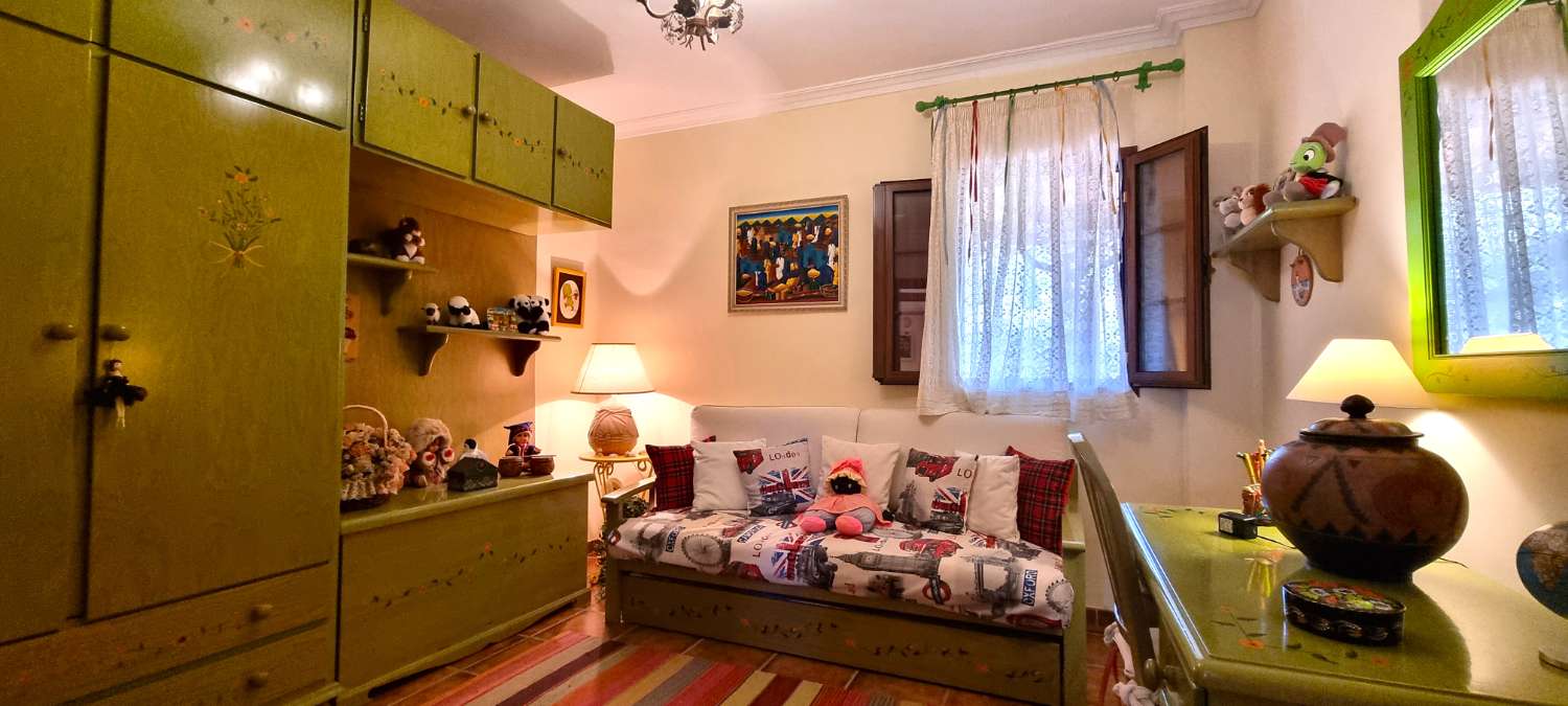 Villa independiente con dos viviendas en Urbanización Manantiales