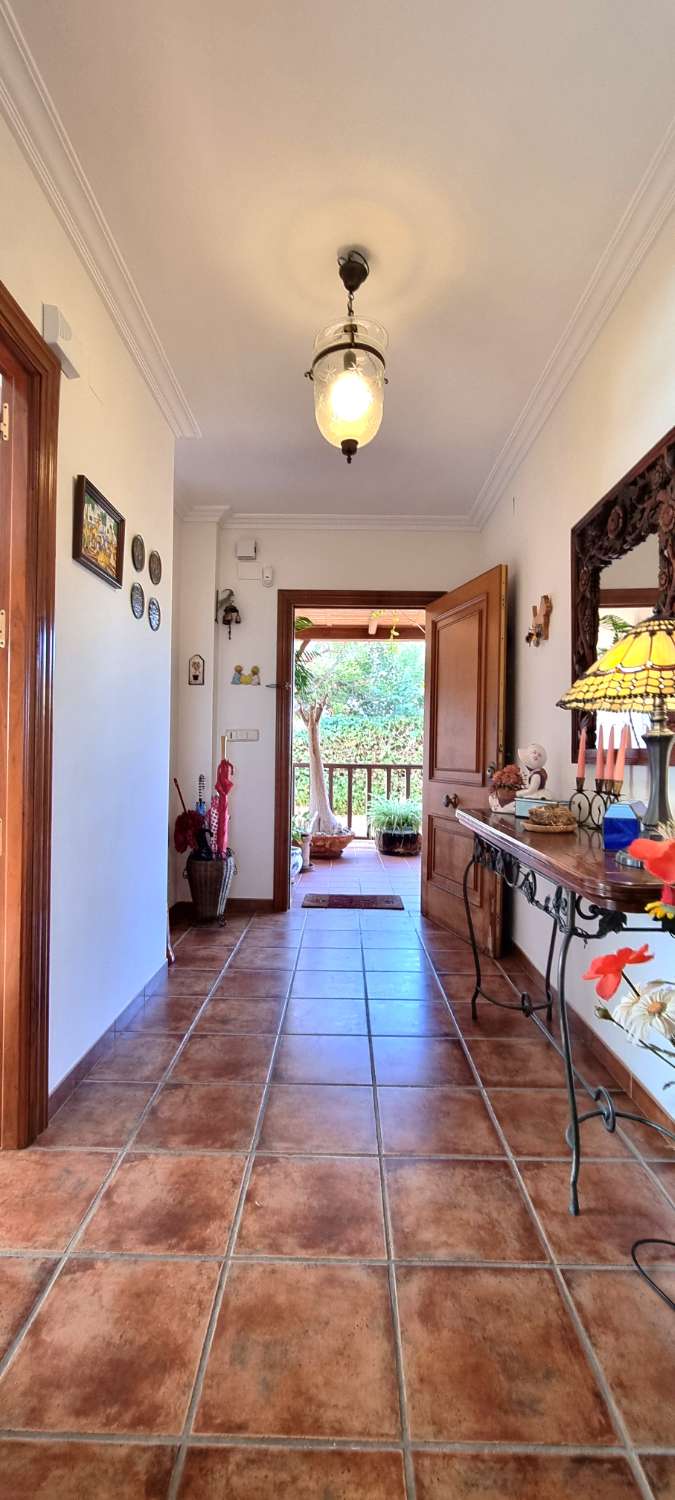 Villa independiente con dos viviendas en Urbanización Manantiales