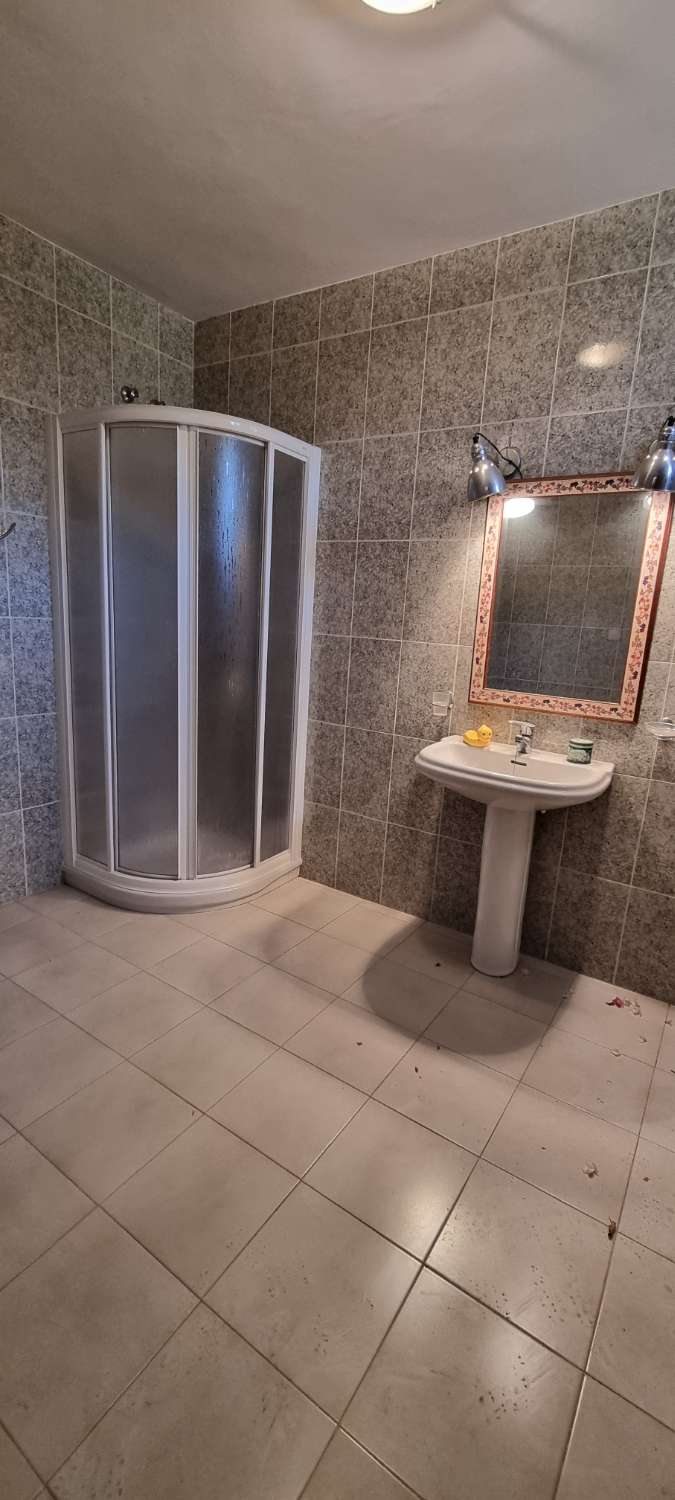 Villa independiente con dos viviendas en Urbanización Manantiales