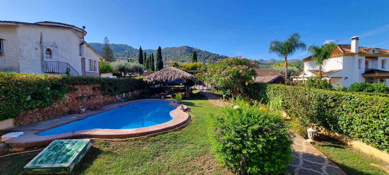 Villa independiente con dos viviendas en Urbanización Manantiales