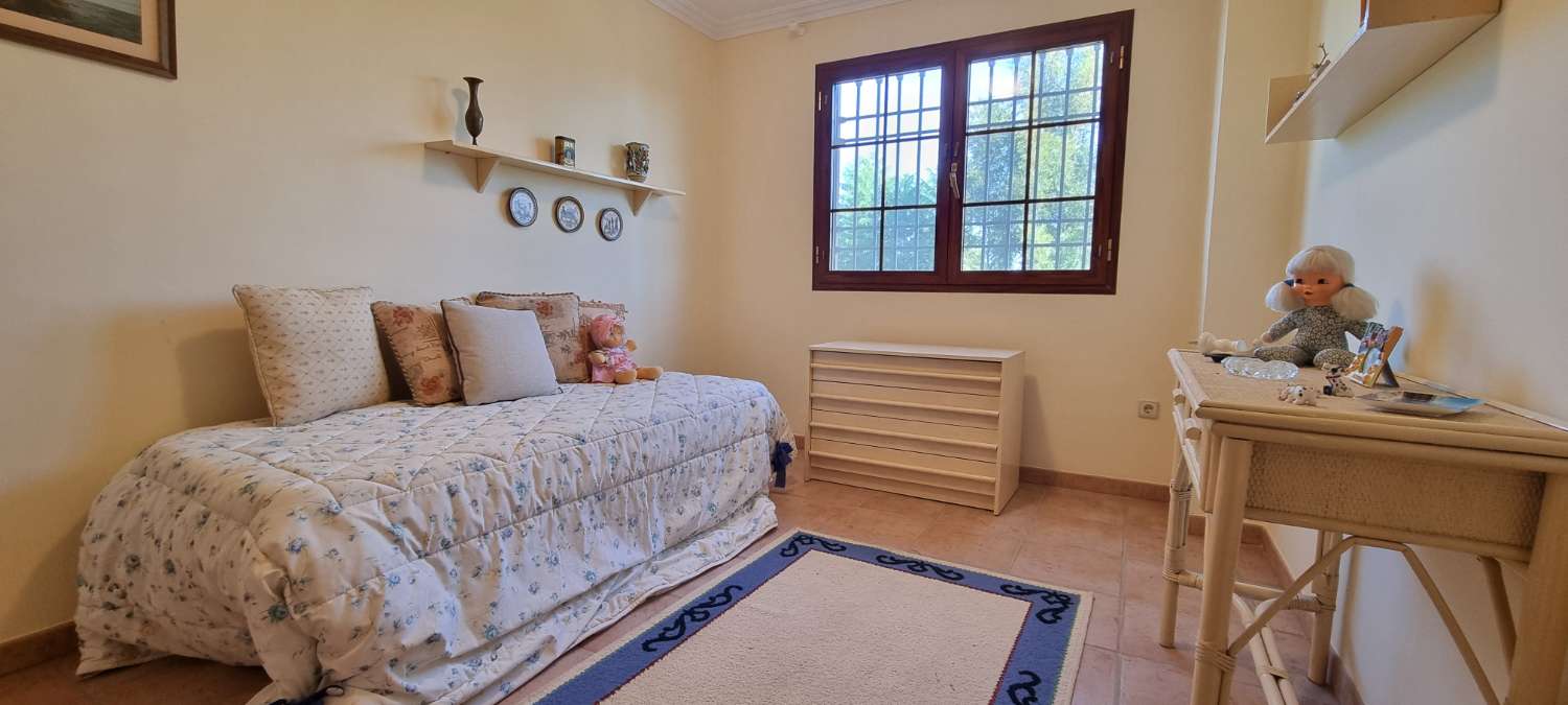 Villa independiente con dos viviendas en Urbanización Manantiales
