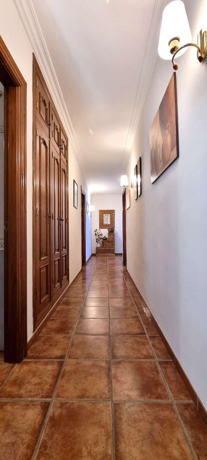 Villa independiente con dos viviendas en Urbanización Manantiales