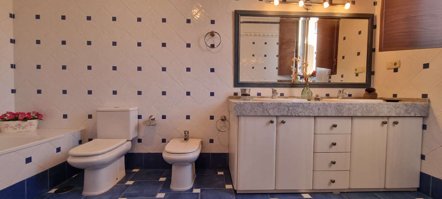 Villa independiente con dos viviendas en Urbanización Manantiales