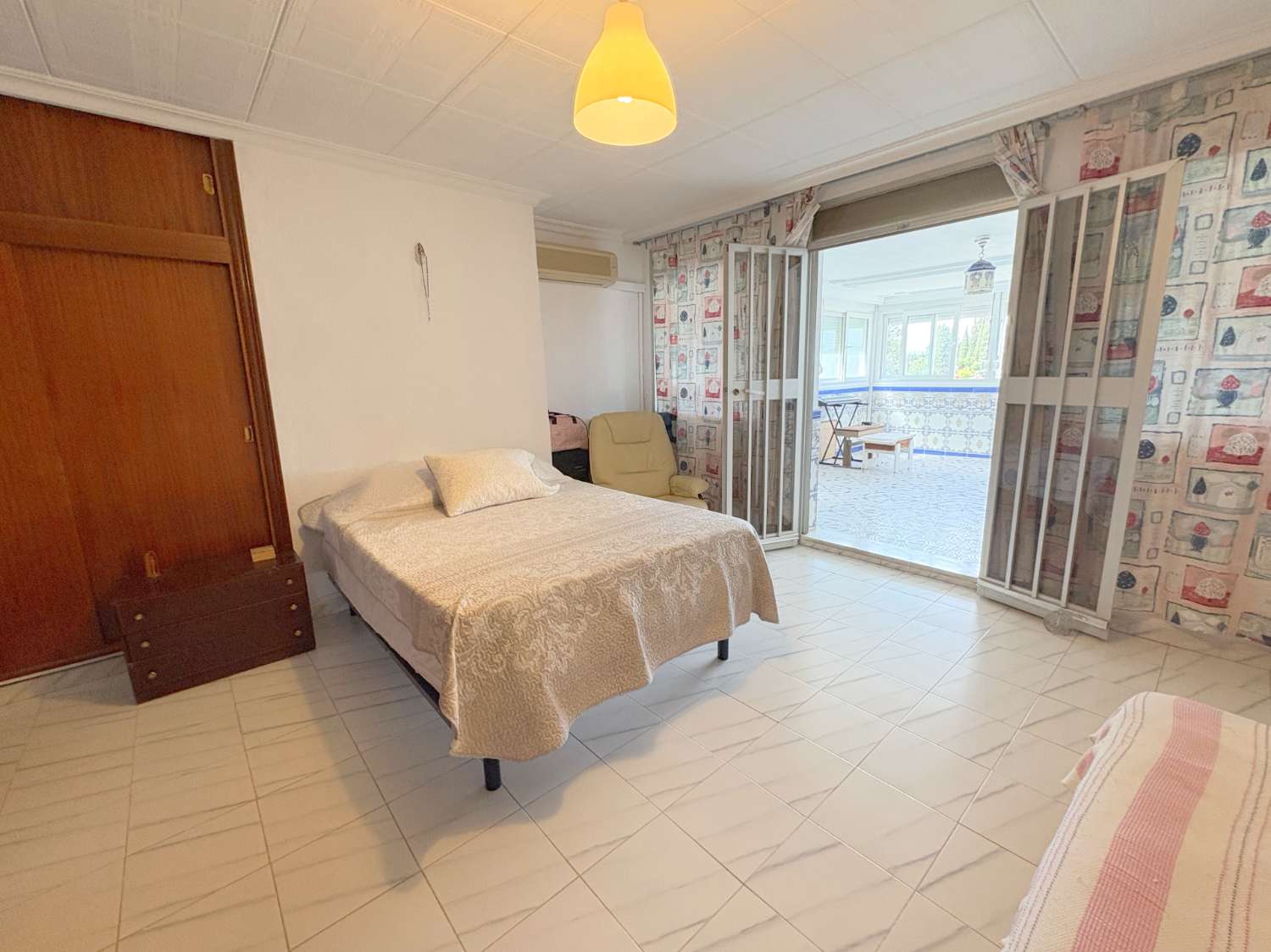Dúplex de 4 dormitorios con 3 terrazas y vistas despejadas junto a Avenida Principal