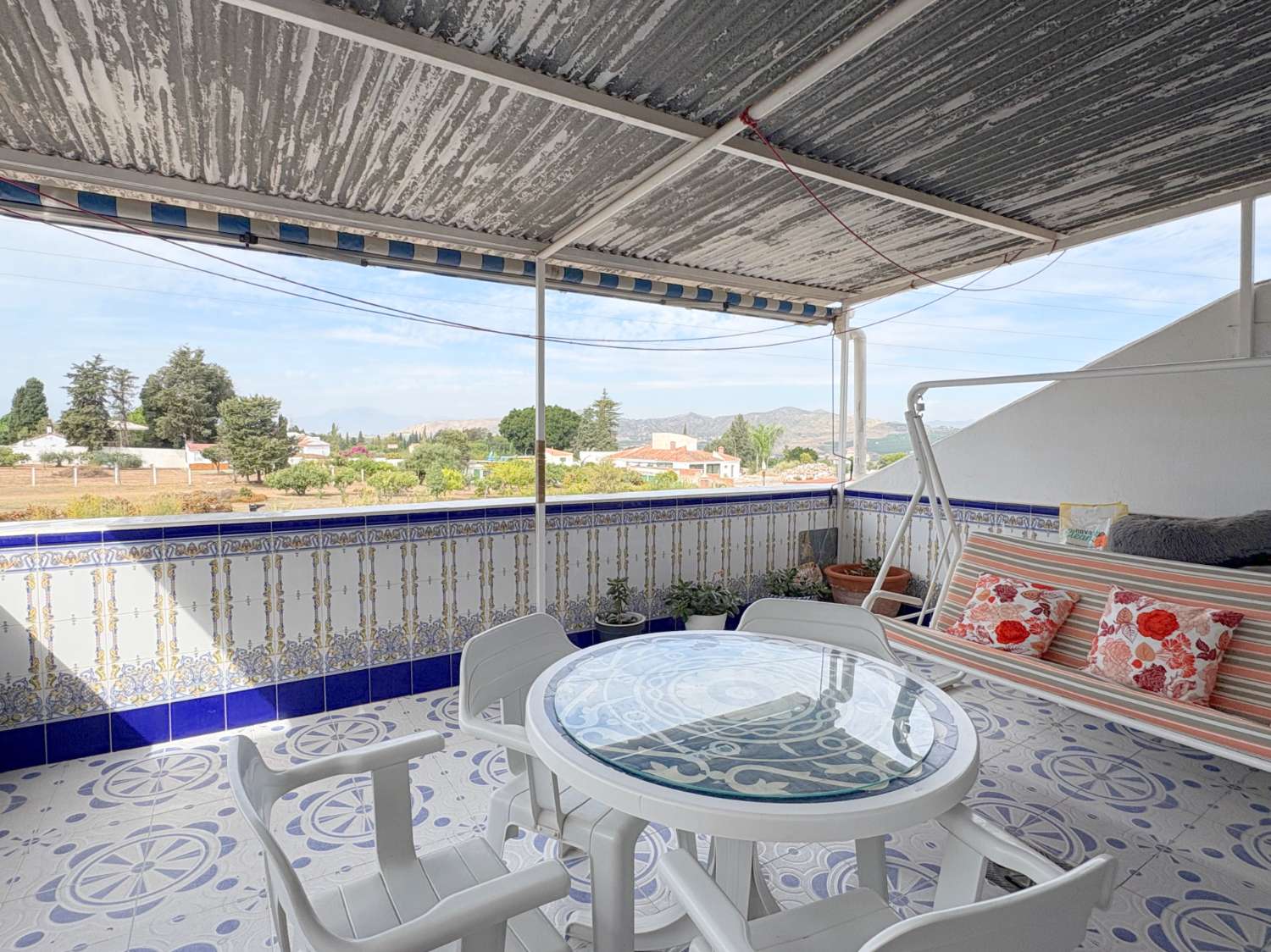 Dúplex de 4 dormitorios con 3 terrazas y vistas despejadas junto a Avenida Principal