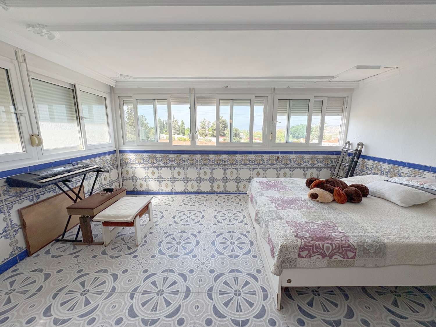 Dúplex de 4 dormitorios con 3 terrazas y vistas despejadas junto a Avenida Principal